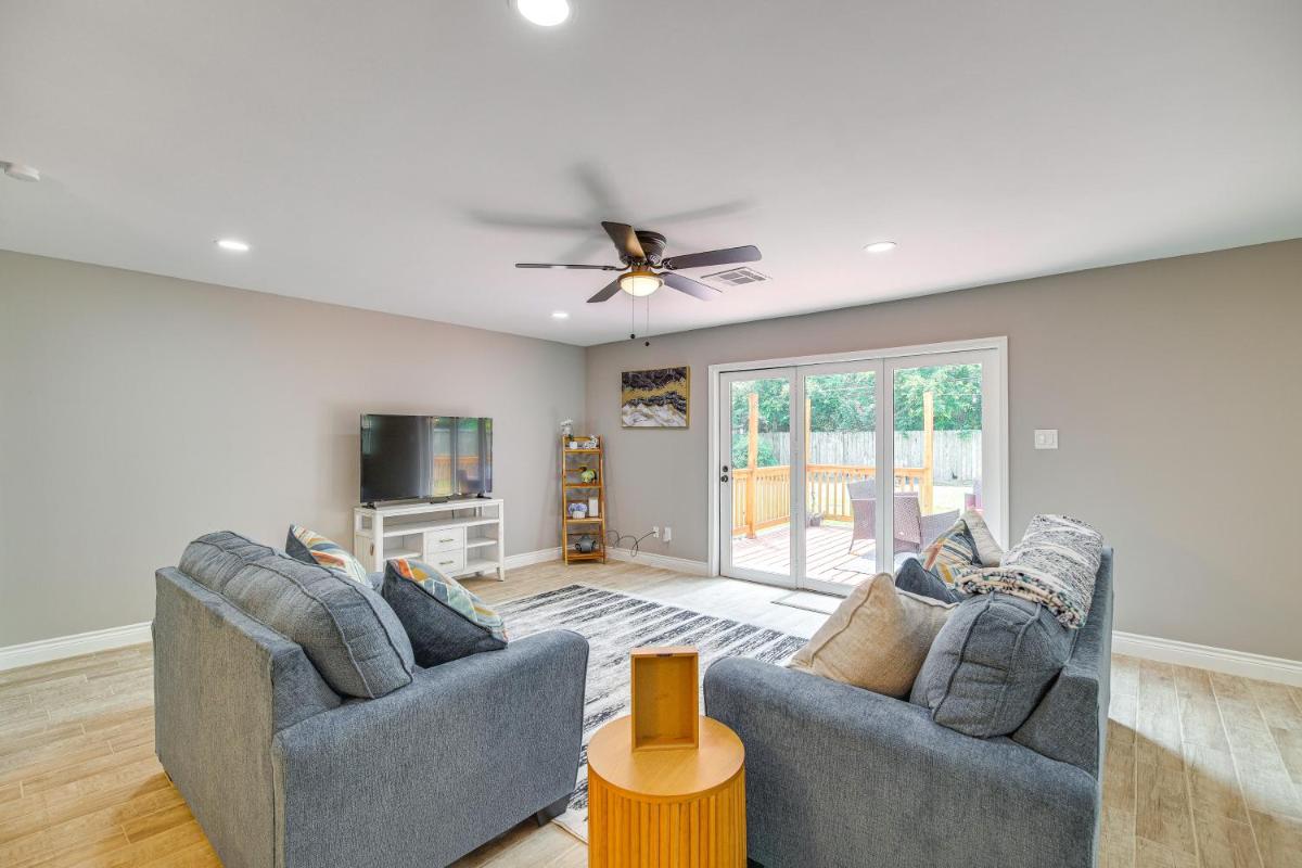 Pet-Friendly Home with Deck – 6 Mi to NRG Stadium!