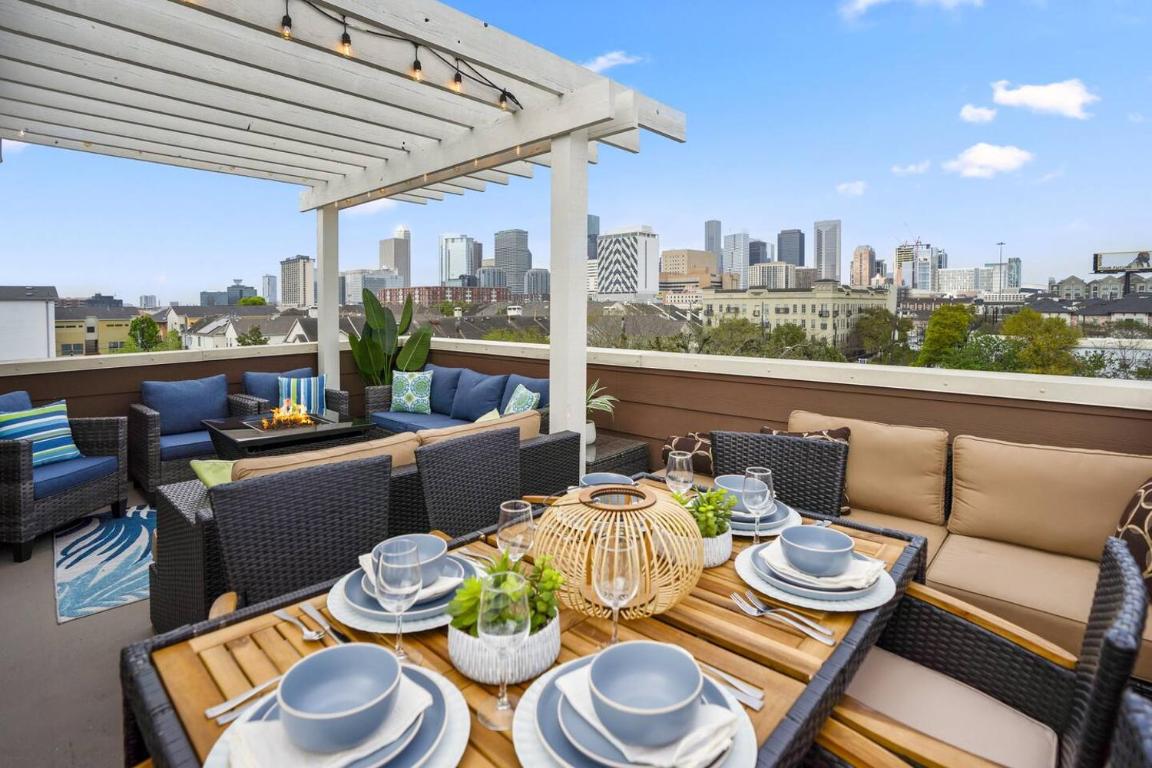 Posh Dtwn/Midtown Home w Stunning Roof-Top Terrace