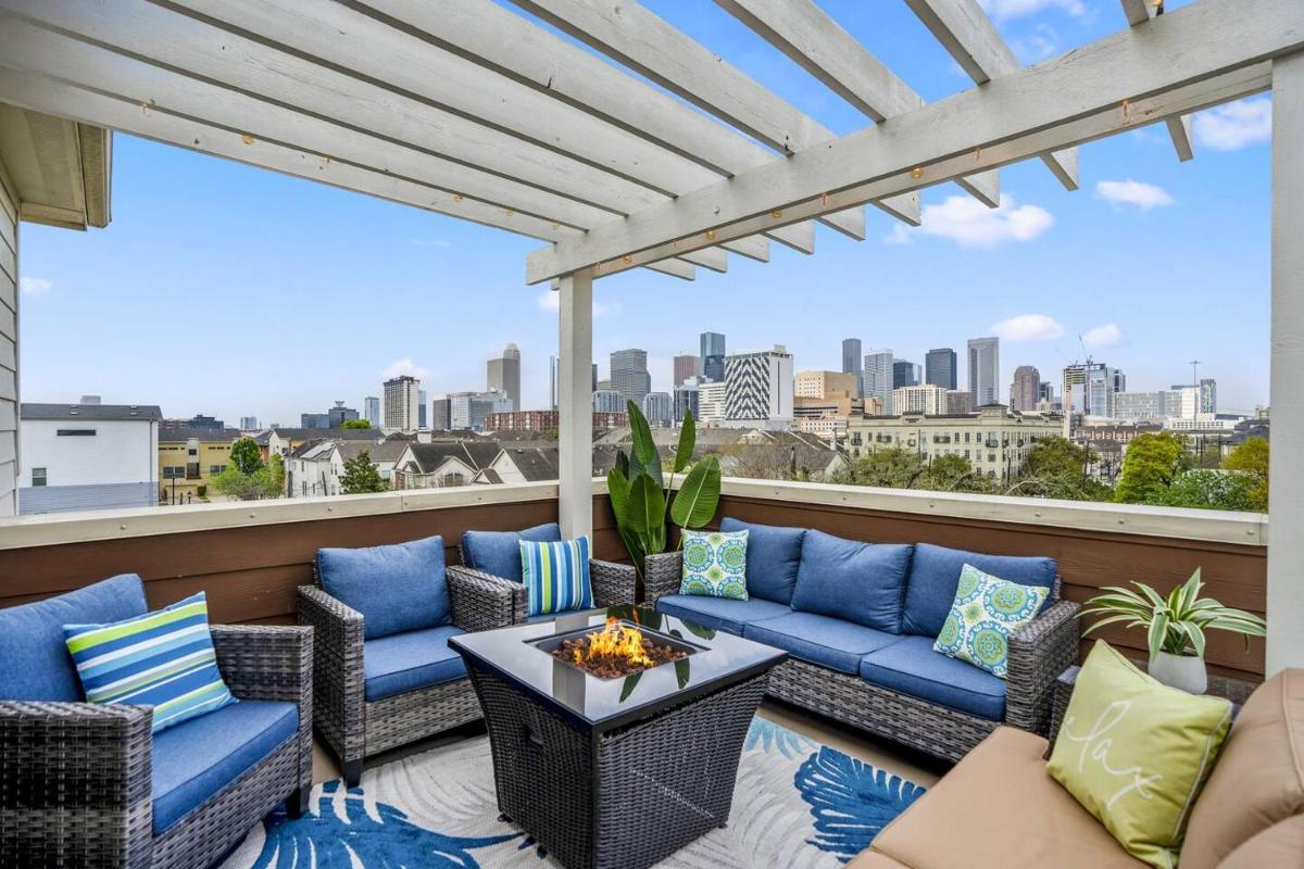 Posh Dtwn/Midtown Home w Stunning Roof-Top Terrace