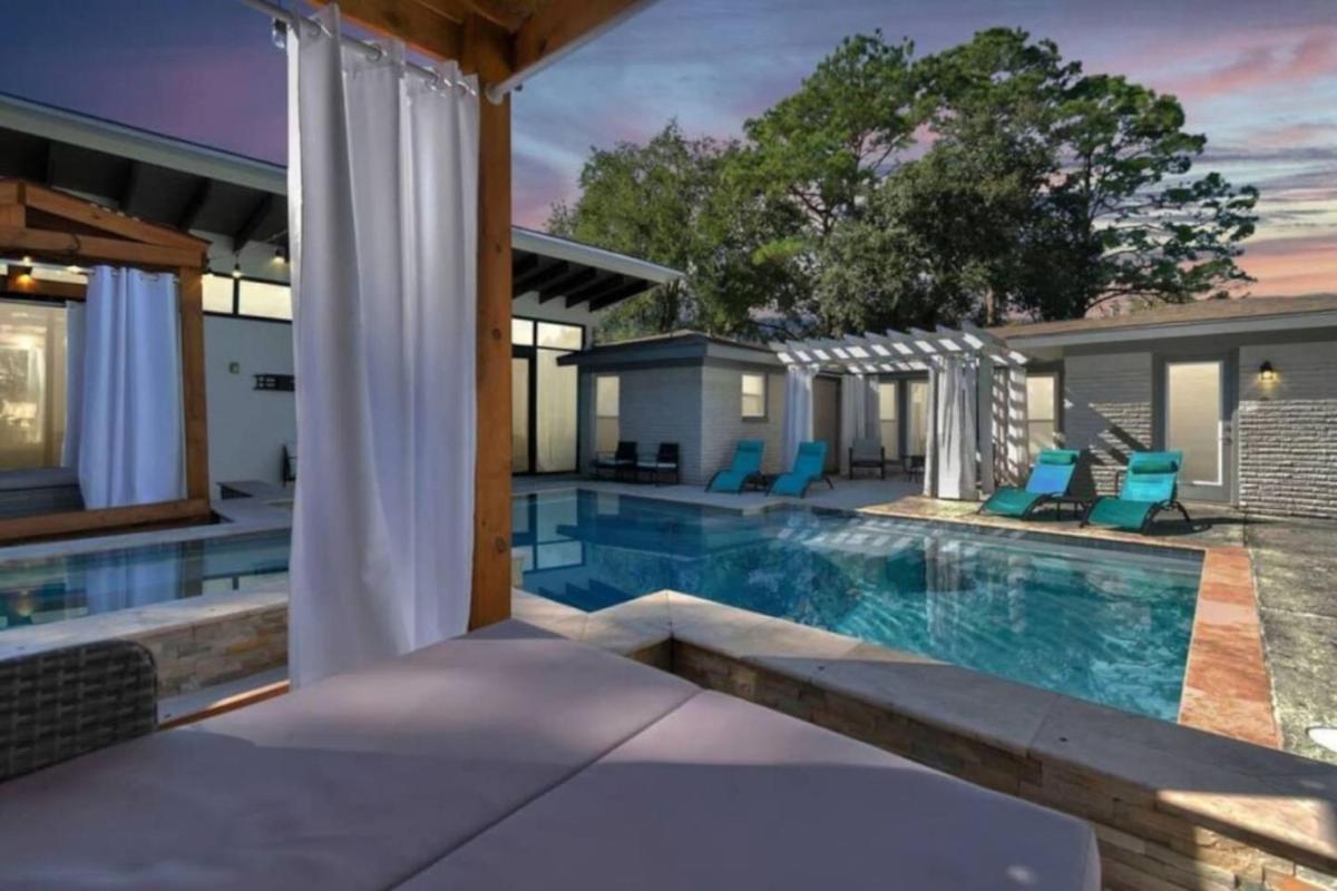 Resort Style Vacay HeatedPool Hottub and Cabanas