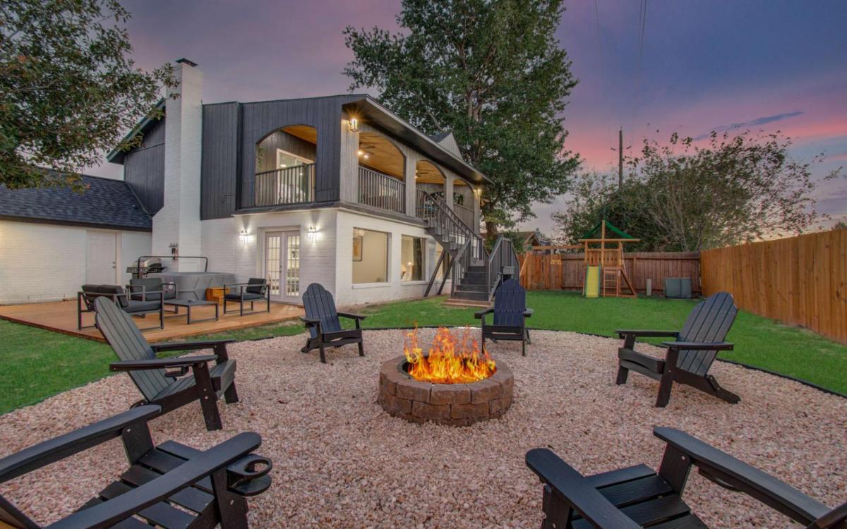 Stunning Modern Dream Home 5-BD Sleeps 14