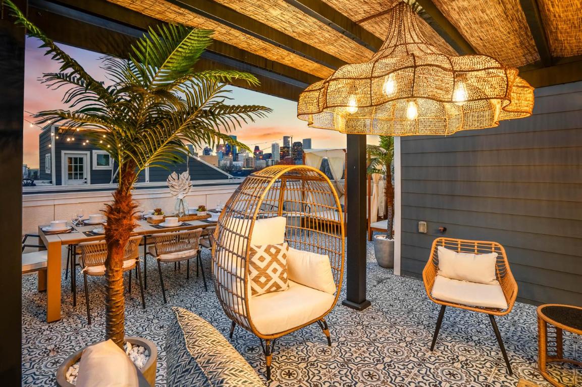 The Green Haus: Luxxe Cabana Rooftop Retreat