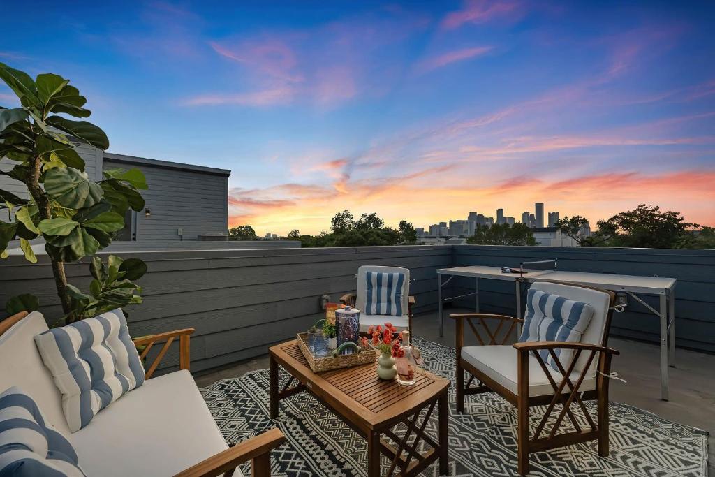 YorkPlaceHaven-Rooftop Patio, Large Stylish