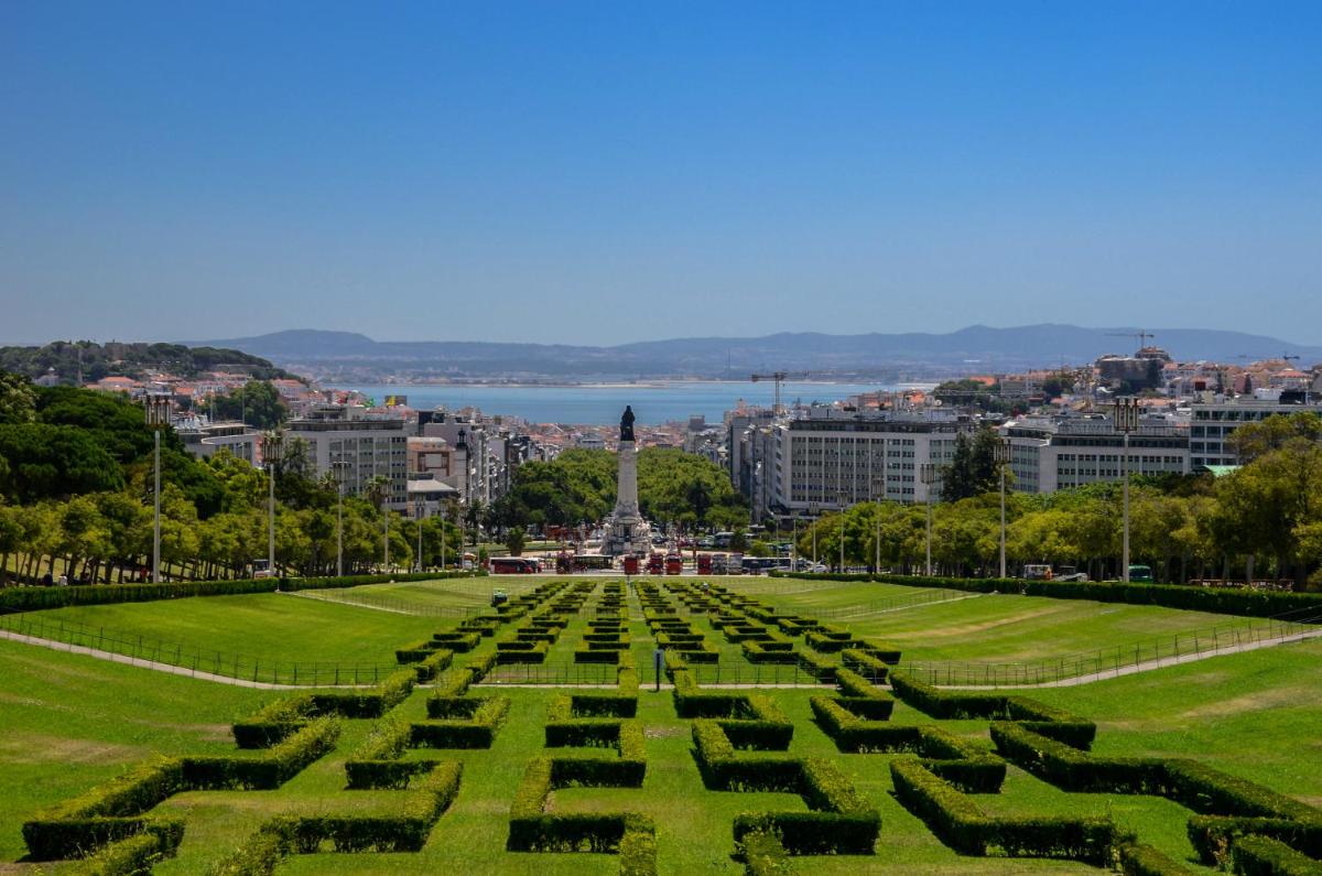 Neegroni Balcony in Lisbon – by Misha’s Place 1A