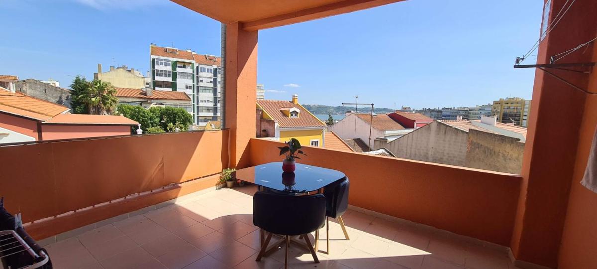 Relax in Lisbon for 4 people with terrace and parking