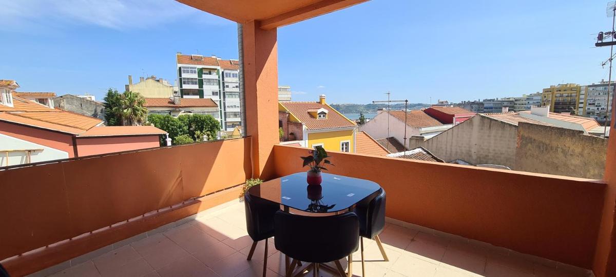 Relax in Lisbon for 4 people with terrace and parking