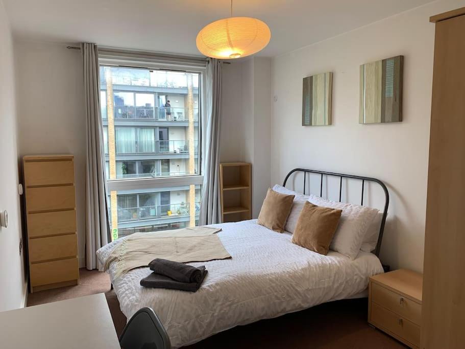 2 bed Apt, Hoxton, Canal views