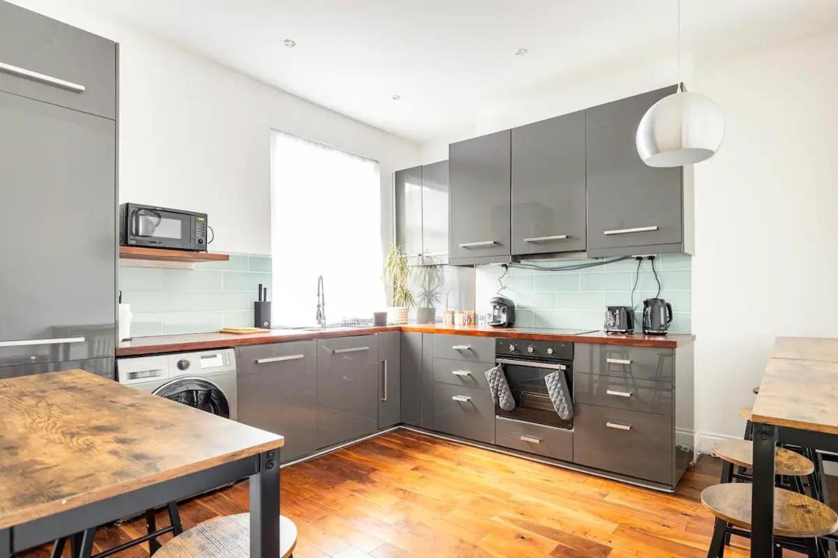 3 Bedroom Central London Townhouse 2min to station, sleeps 8