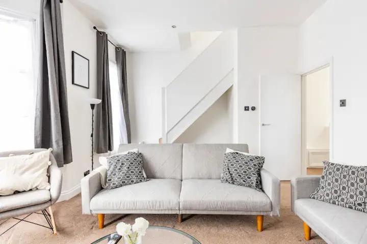 3 Bedroom Central London Townhouse 2min to station, sleeps 8