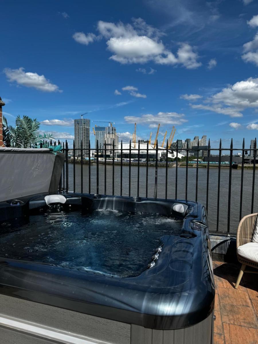 3 x Bedroom Riverside Flat with HOT TUB on Roof Terrace