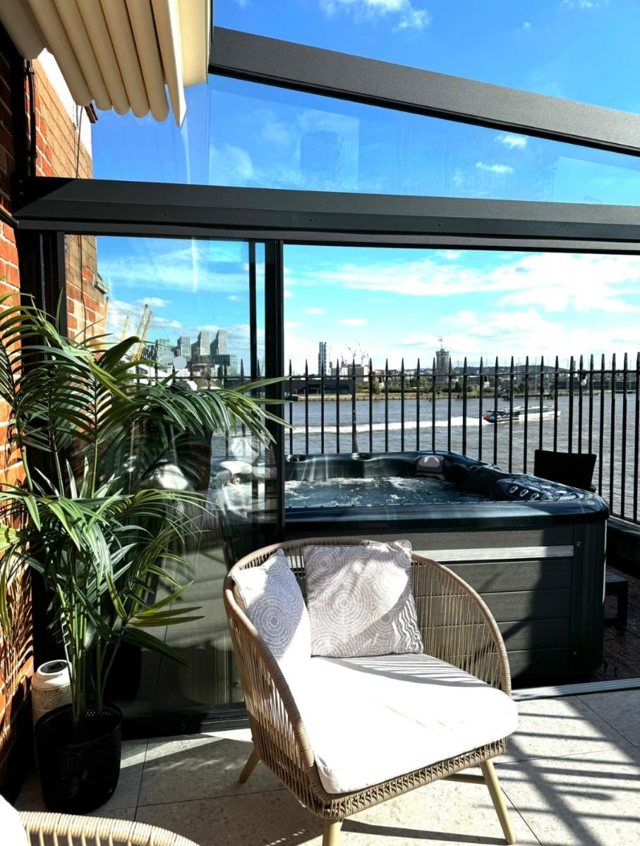 3 x Bedroom Riverside Flat with HOT TUB on Roof Terrace