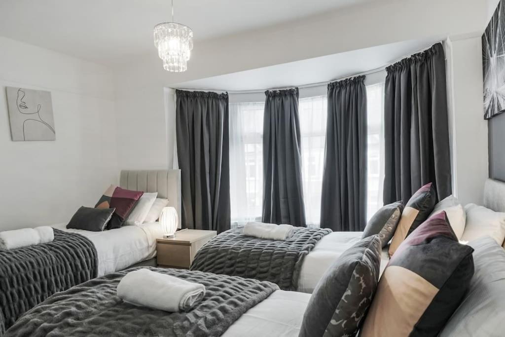 4 Bed Flat Sleeps up to 10 Close to Brixton