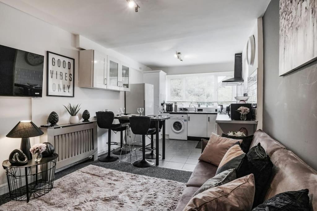 4 Bed Flat Sleeps up to 10 Close to Brixton