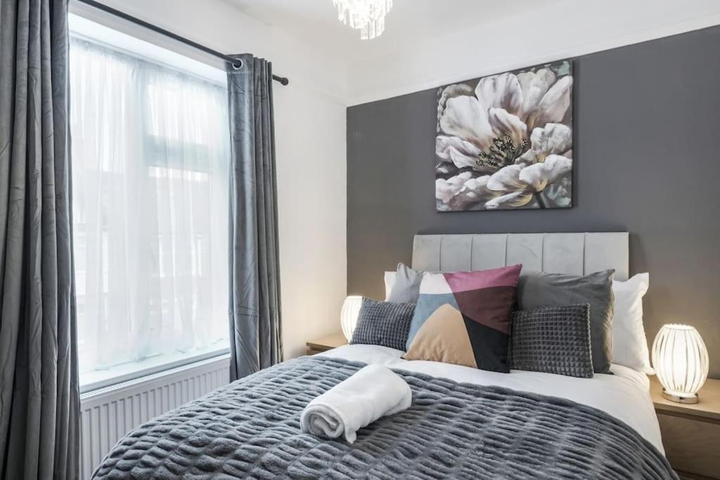 4 Bed Flat Sleeps up to 10 Close to Brixton