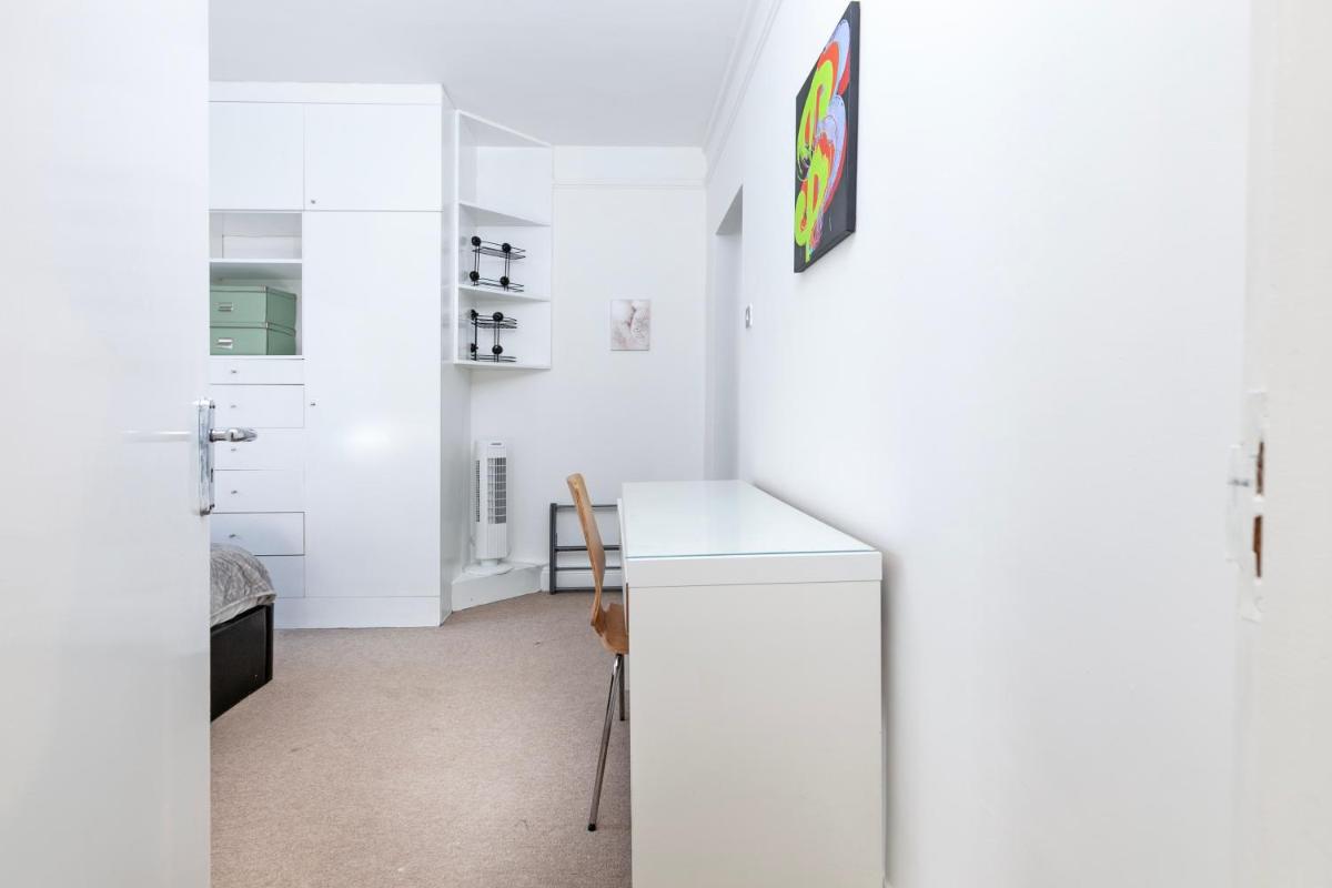 Beautiful 3 Bedroom Flat In Scott Ellis Gardens