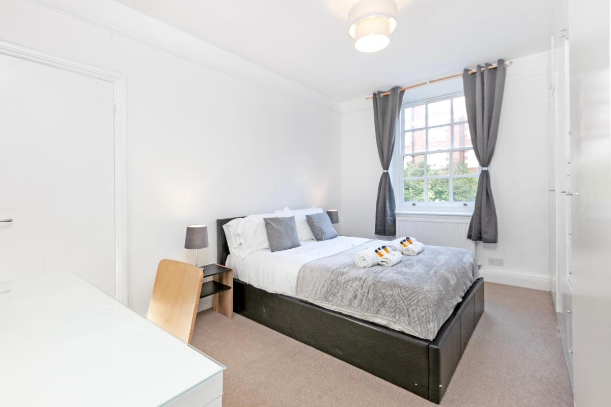 Beautiful 3 Bedroom Flat In Scott Ellis Gardens