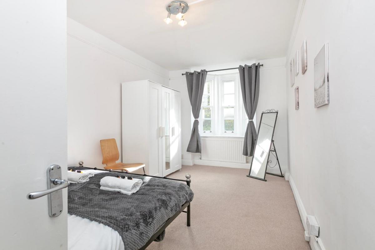 Beautiful 3 Bedroom Flat In Scott Ellis Gardens