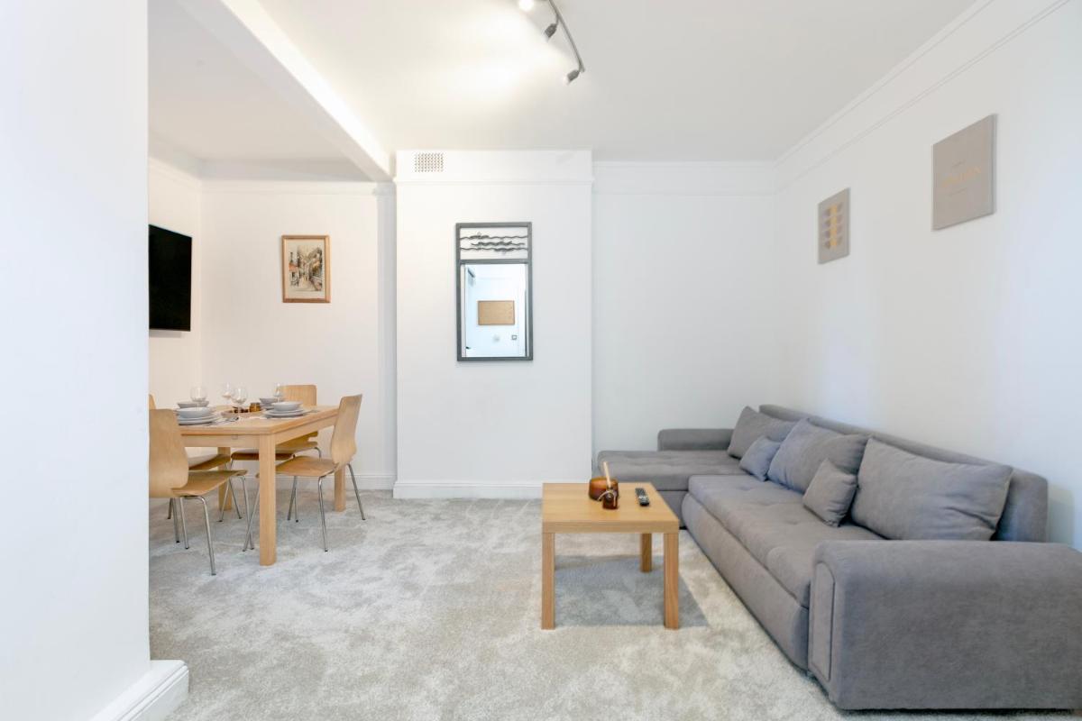 Beautiful 3 Bedroom Flat In Scott Ellis Gardens