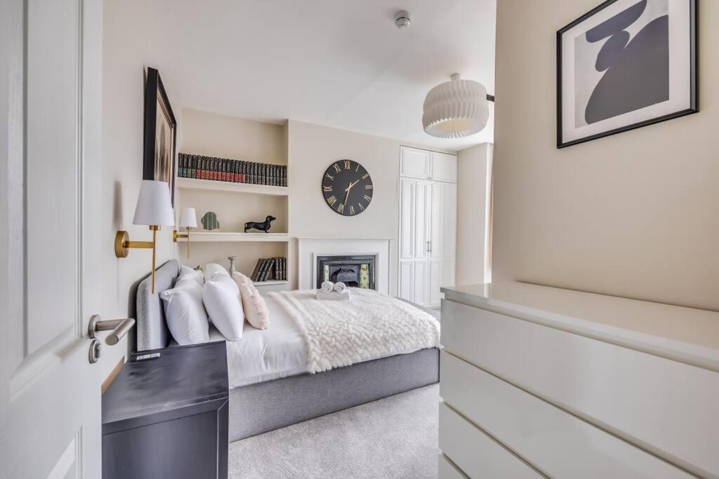 Beautiful 5 Bedroom 4 Bathroom House in W6 by Yoko Property – 10 minute’s to Central London – Free Parking, Fast WiFi, Work Desks and SmartTVs with Disney and Netflix