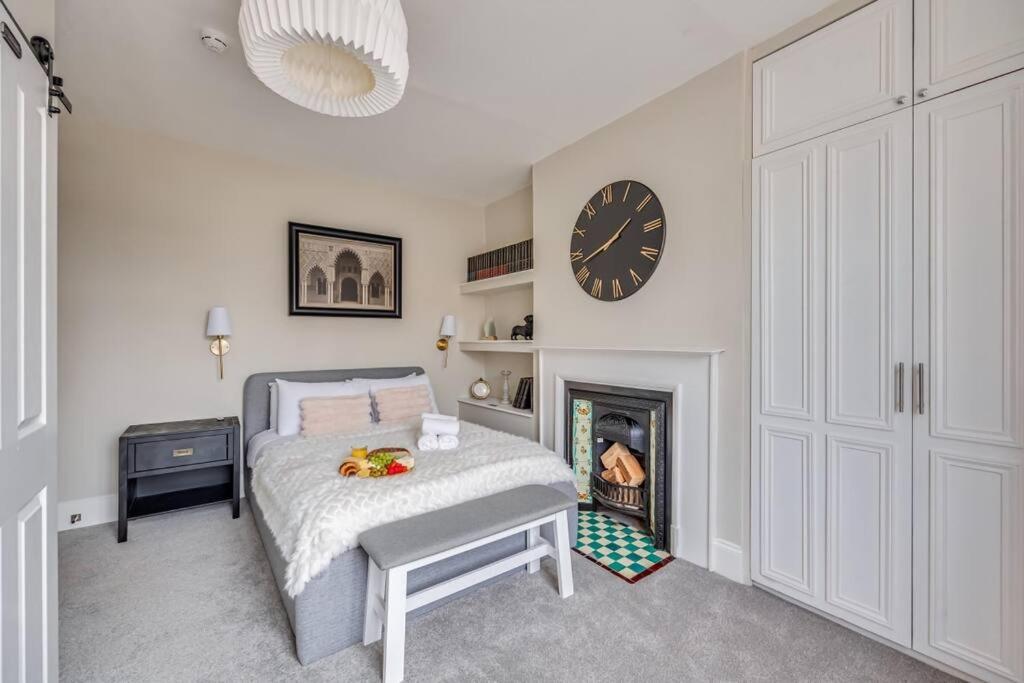 Beautiful 5 Bedroom 4 Bathroom House in W6 by Yoko Property – 10 minute’s to Central London – Free Parking, Fast WiFi, Work Desks and SmartTVs with Disney and Netflix