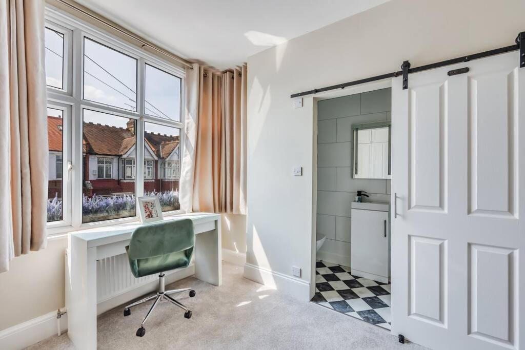 Beautiful 5 Bedroom 4 Bathroom House in W6 by Yoko Property – 10 minute’s to Central London – Free Parking, Fast WiFi, Work Desks and SmartTVs with Disney and Netflix