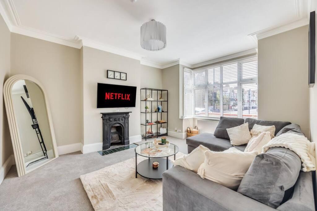 Beautiful 5 Bedroom 4 Bathroom House in W6 by Yoko Property – 10 minute’s to Central London – Free Parking, Fast WiFi, Work Desks and SmartTVs with Disney and Netflix