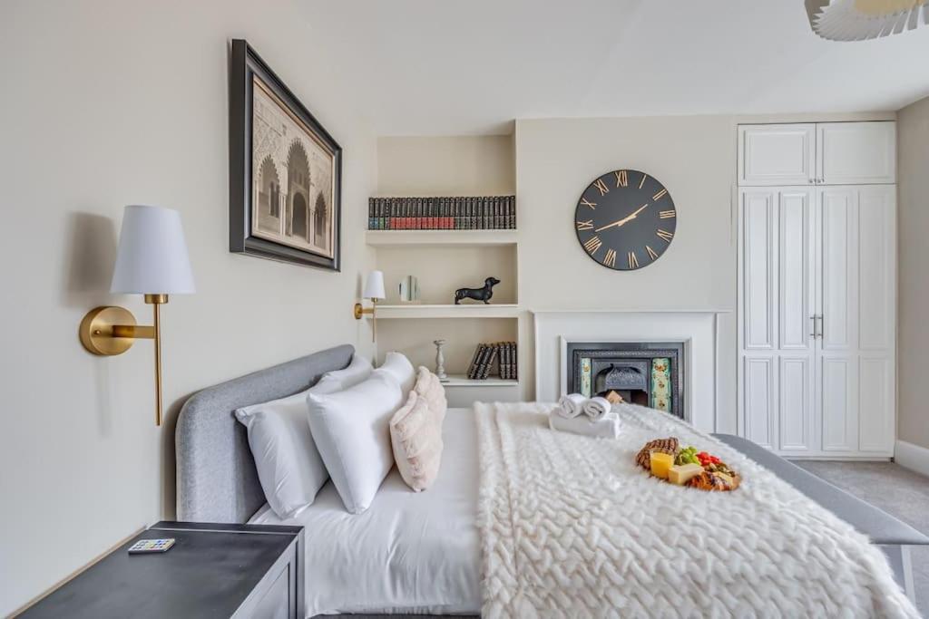 Beautiful 5 Bedroom 4 Bathroom House in W6 by Yoko Property – 10 minute’s to Central London – Free Parking, Fast WiFi, Work Desks and SmartTVs with Disney and Netflix