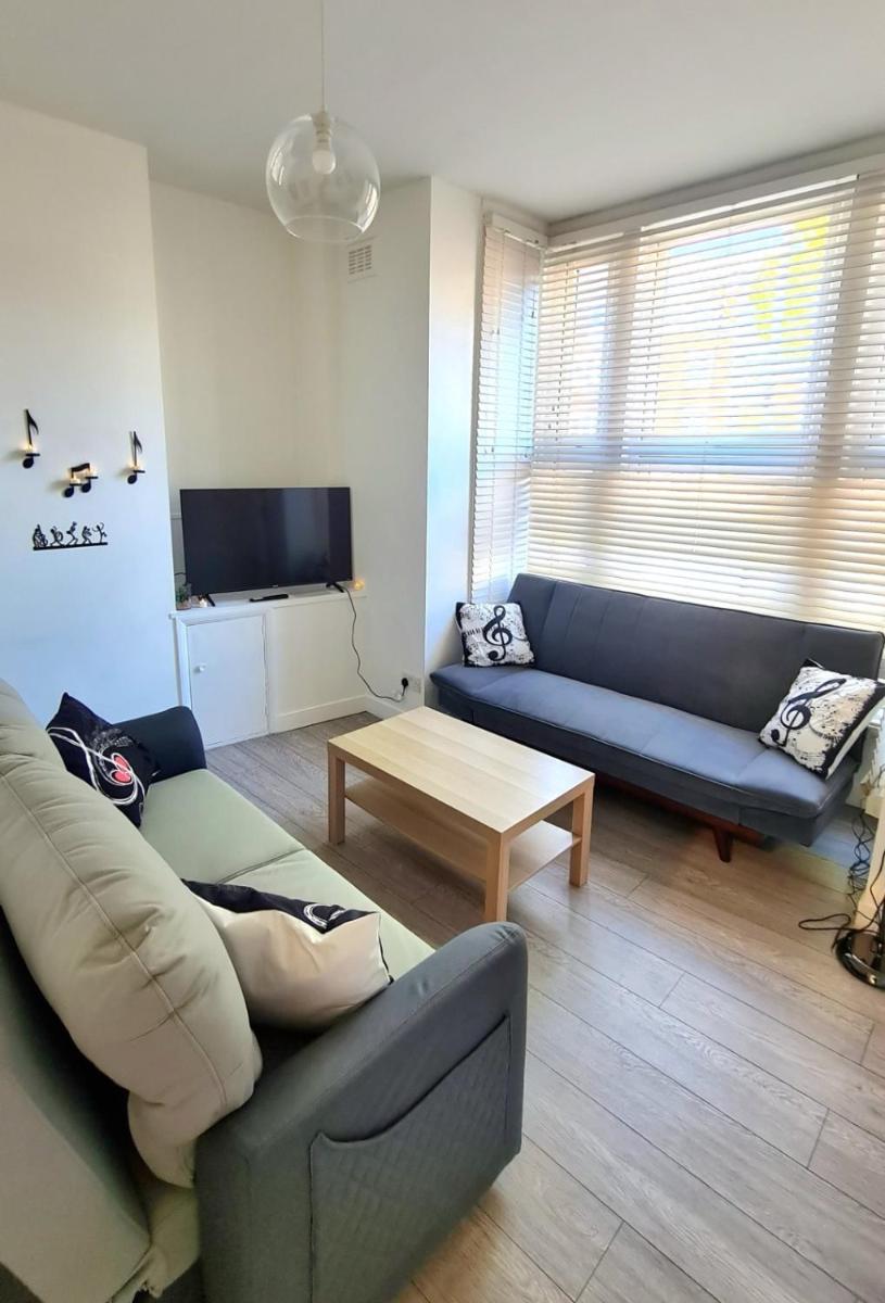 Beethoven St one bedroom flat – 3 beds up to 4 adults