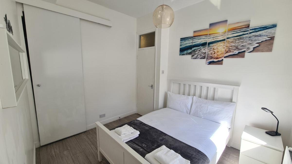 Beethoven St one bedroom flat – 3 beds up to 4 adults