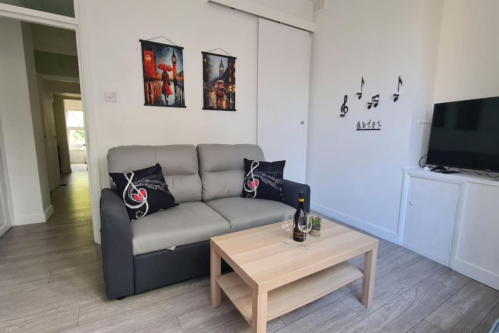 Beethoven St one bedroom flat – 3 beds up to 4 adults