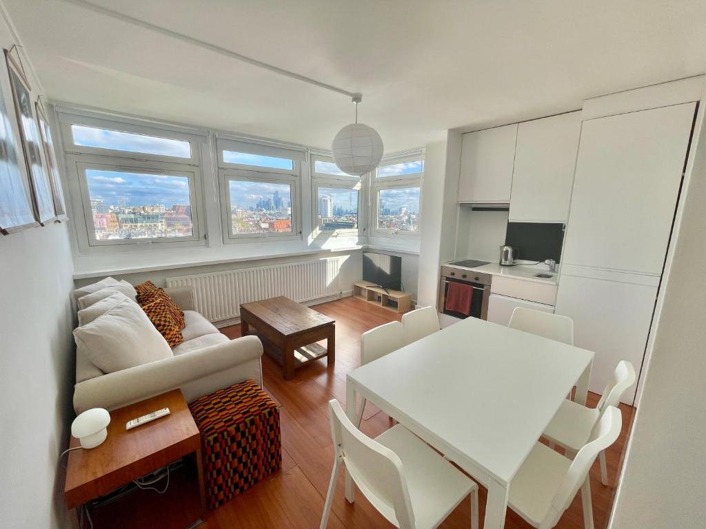 Bright 2-Bedroom in Soho High-Rise with Skyline Views