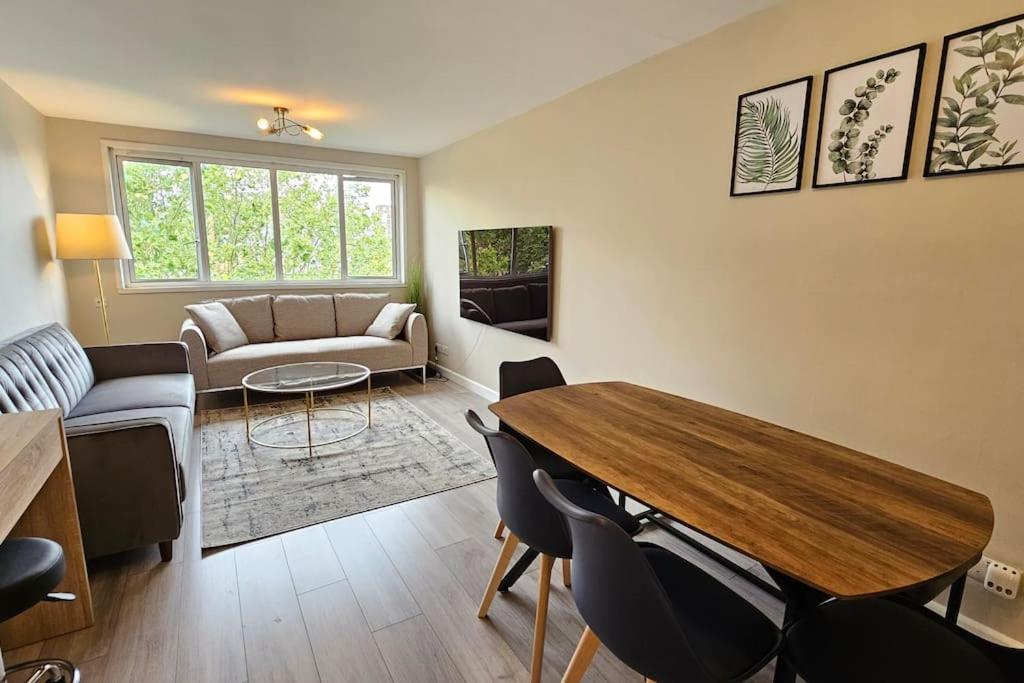 Canal view 2BD flat – Regents Park!