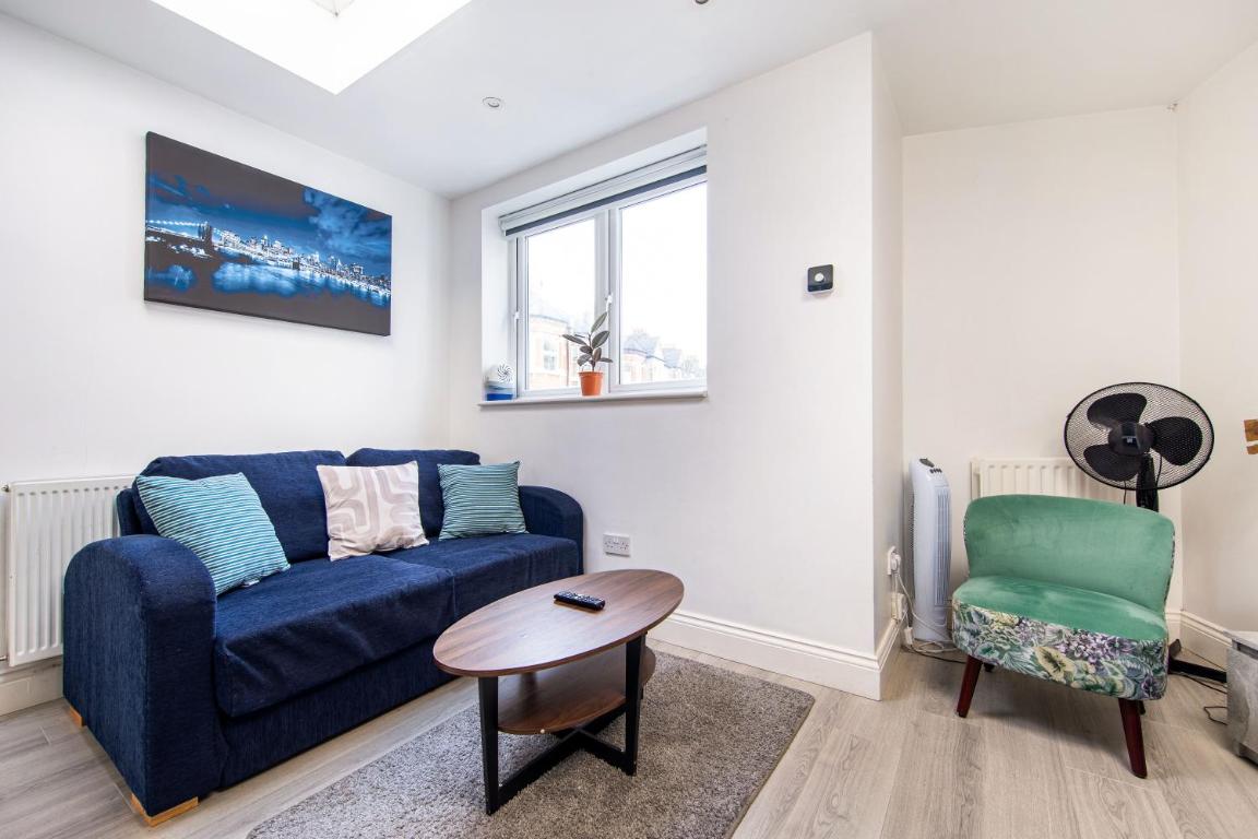 Cosy 1 Bed apartment with FREE PARKING close to Underground station zone 2 for quick access to Central London up to 5 guests