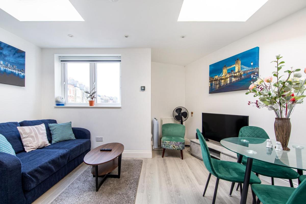 Cosy 1 Bed apartment with FREE PARKING close to Underground station zone 2 for quick access to Central London up to 5 guests