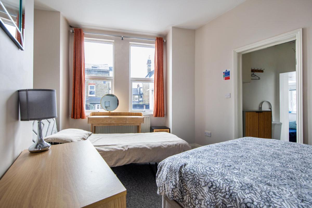 Cosy 1 Bed apartment with FREE PARKING close to Underground station zone 2 for quick access to Central London up to 5 guests