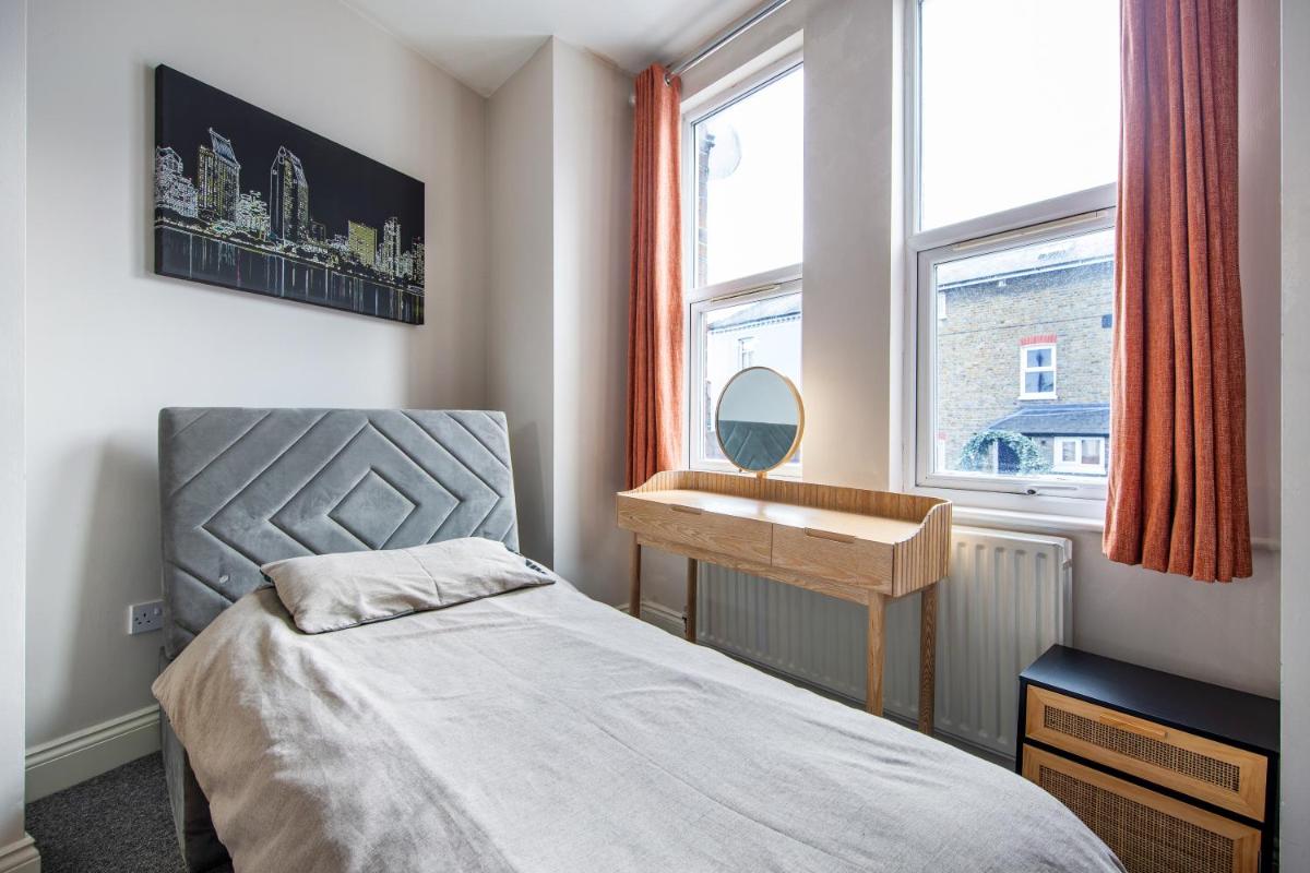 Cosy 1 Bed apartment with FREE PARKING close to Underground station zone 2 for quick access to Central London up to 5 guests