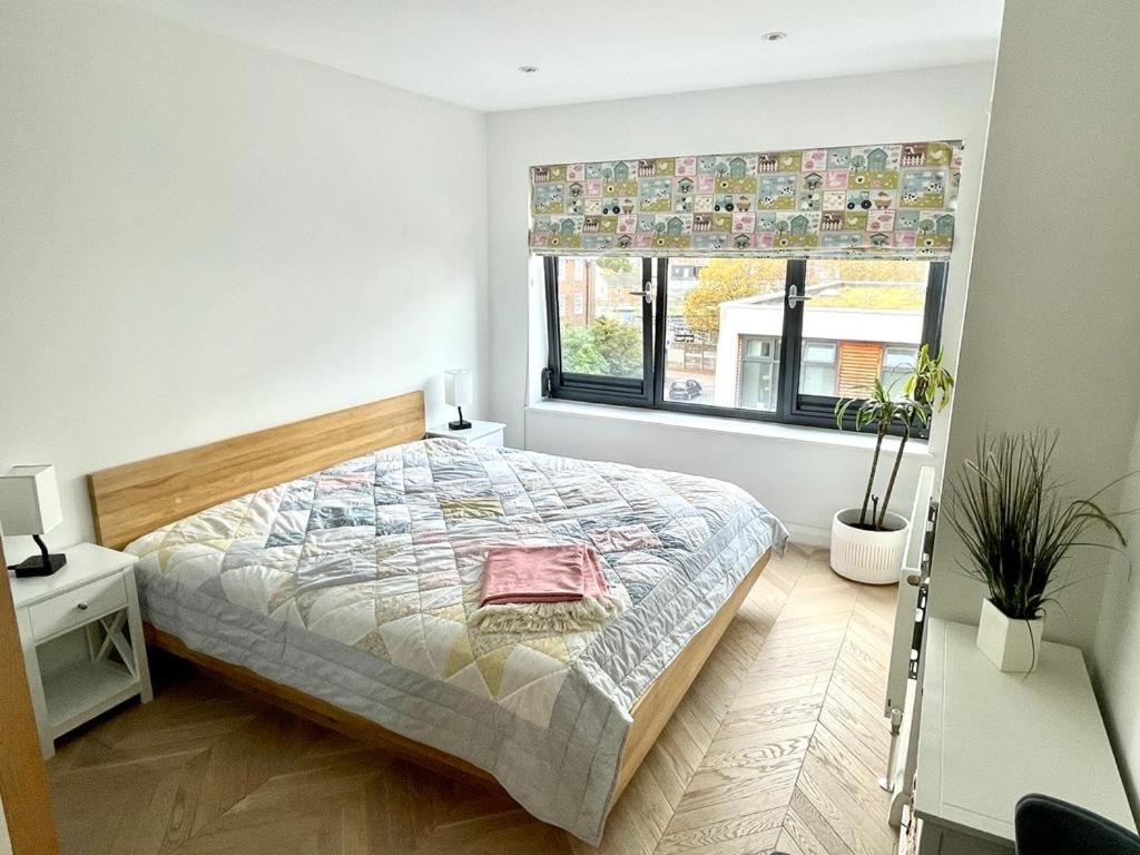 Cosy 1 bedroom apartment with balcony near Chiswick