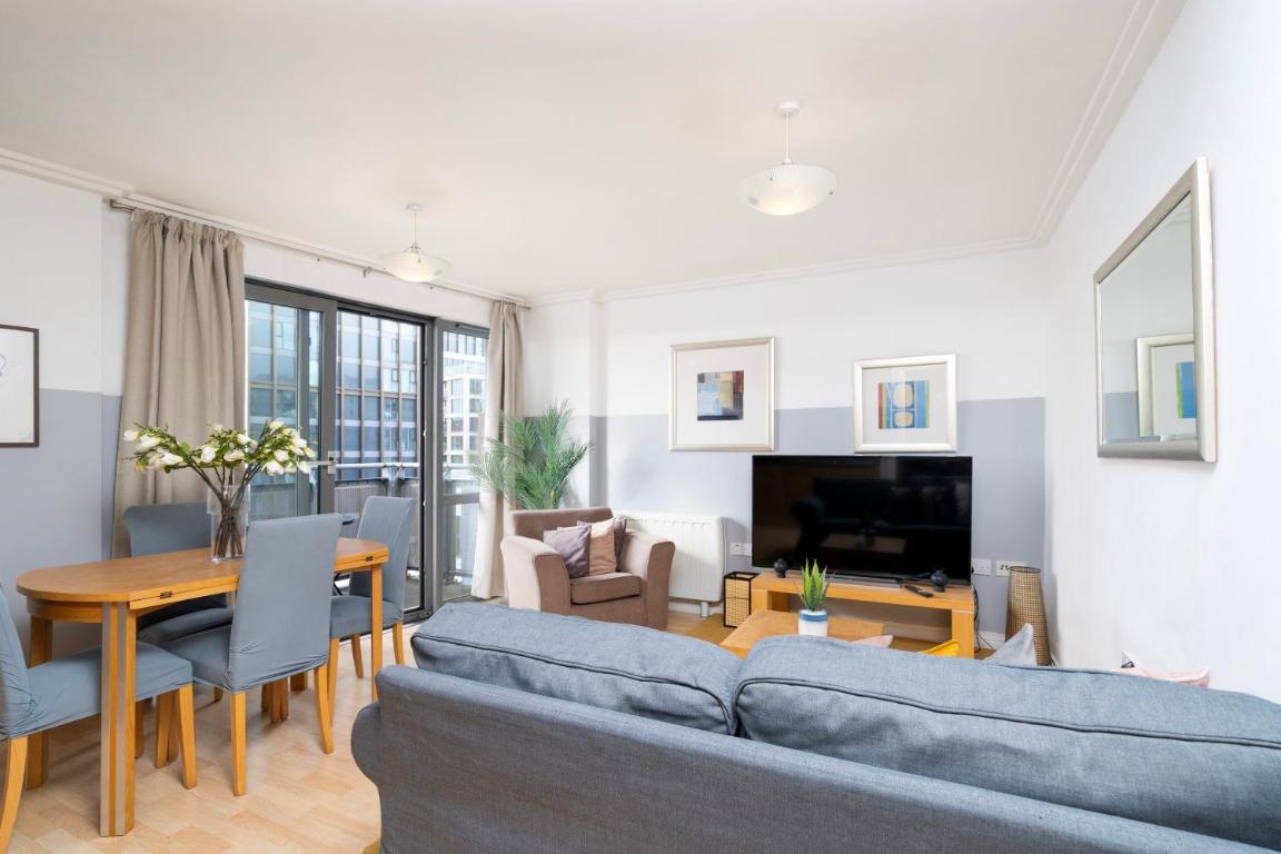 Cosy Flat right opp tube station