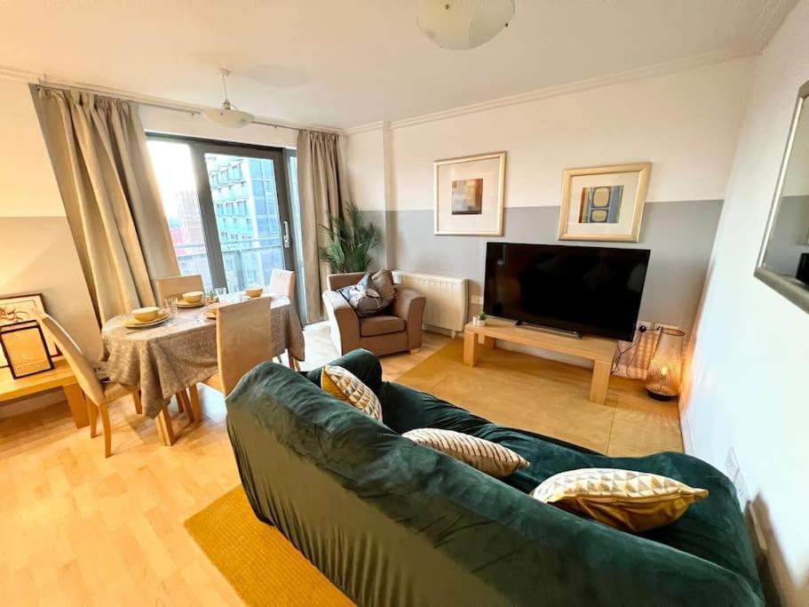 Cosy Flat right opp tube station