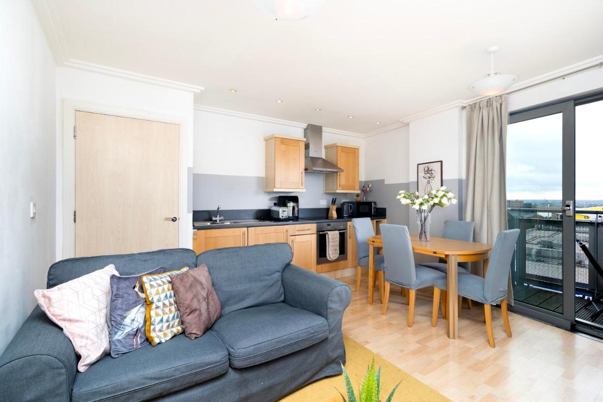 Cosy Flat right opp tube station