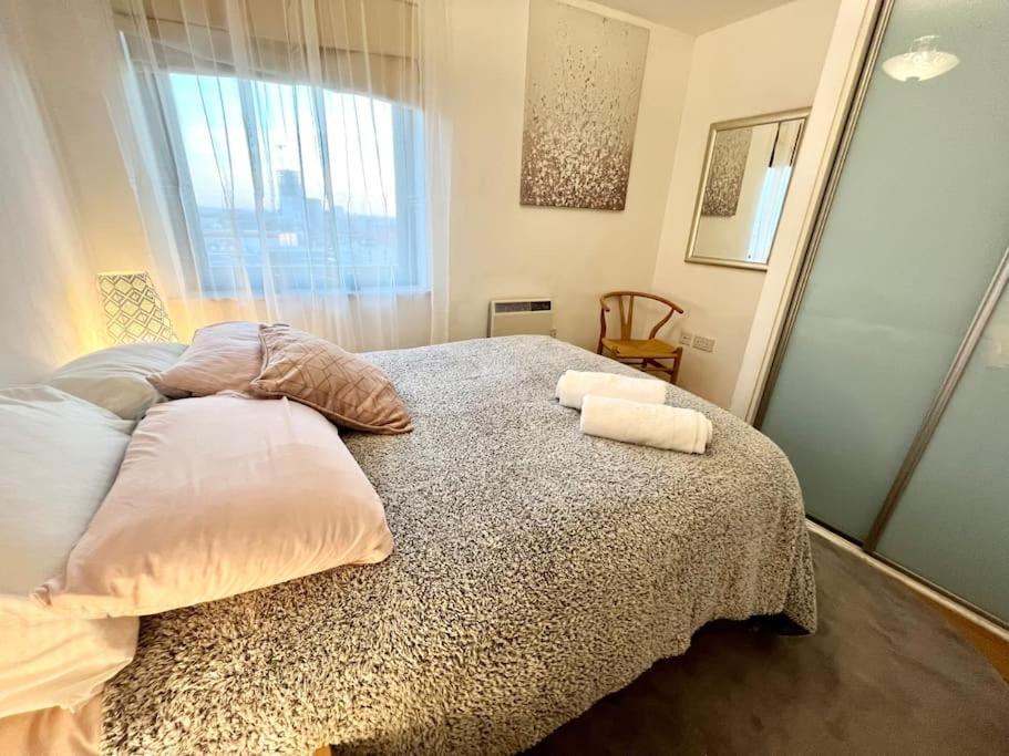 Cosy Flat right opp tube station