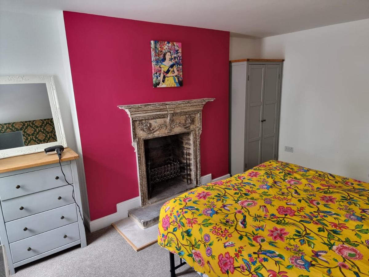 Entire Ground Floor Flat, Free Off-Street Parking and Large Garden