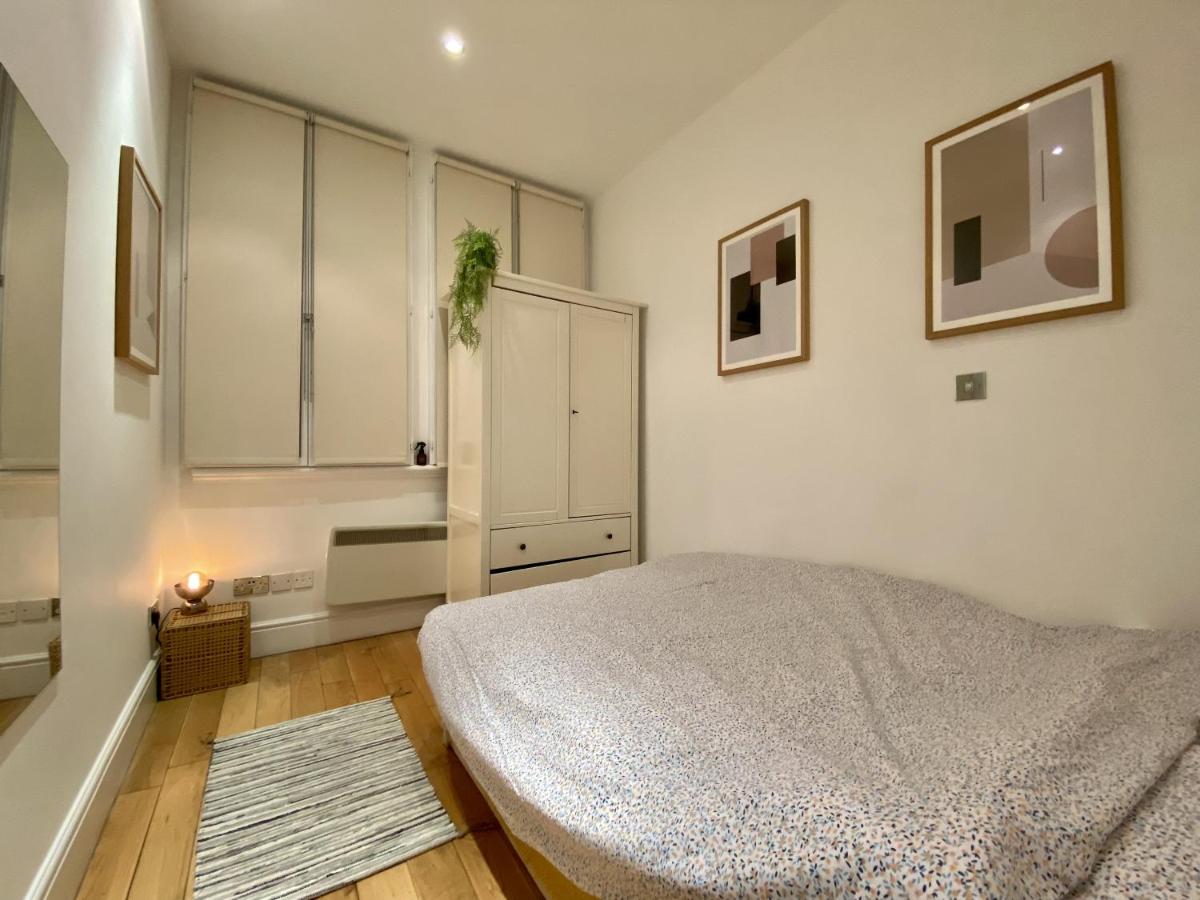 Entire flat, central London, bank payment to the host within 24h from the reservation