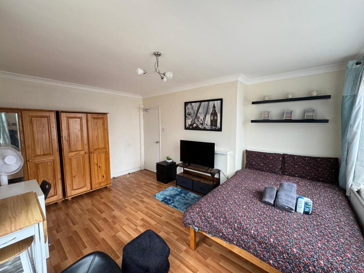 Huge and affordable 3 bedroom flat in Hammersmith for 6 people with welcome breakfast