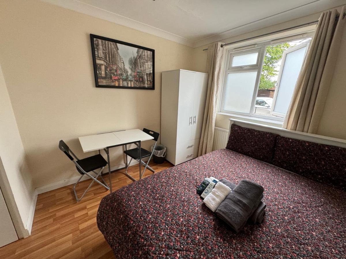 Huge and affordable 3 bedroom flat in Hammersmith for 6 people with welcome breakfast