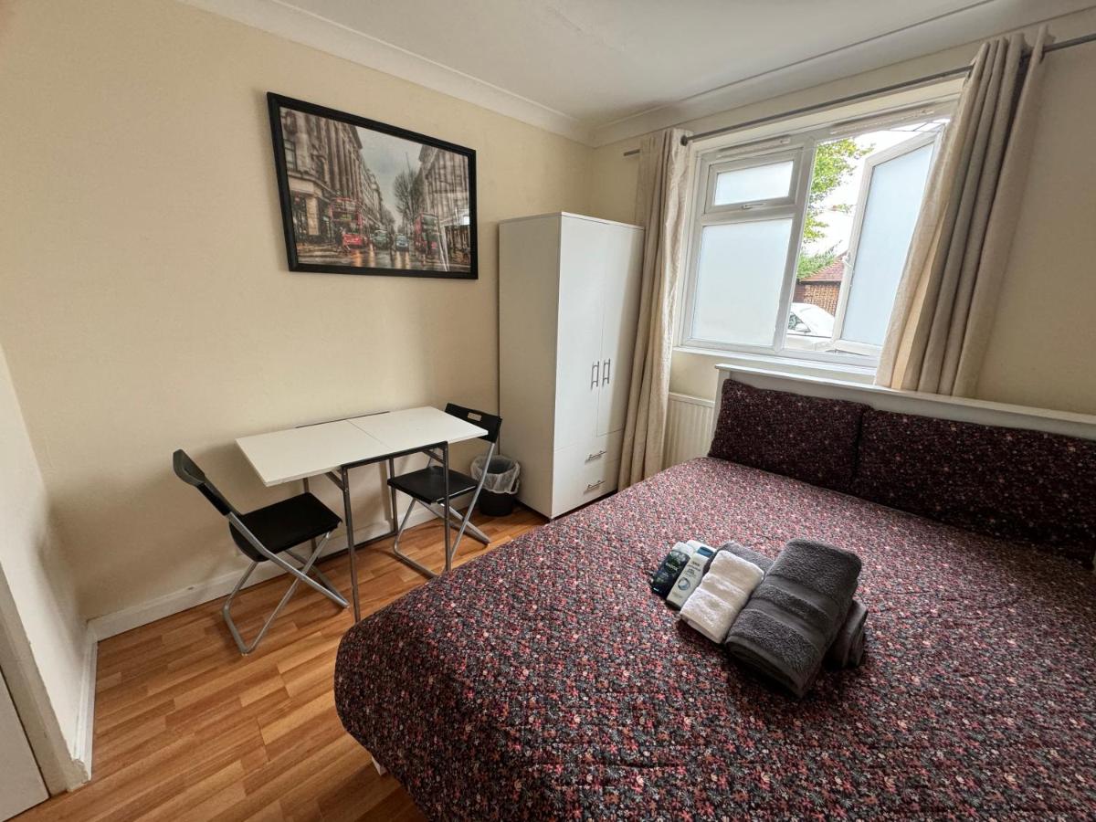 Huge and affordable 3 bedroom flat in Hammersmith for 6 people with welcome breakfast