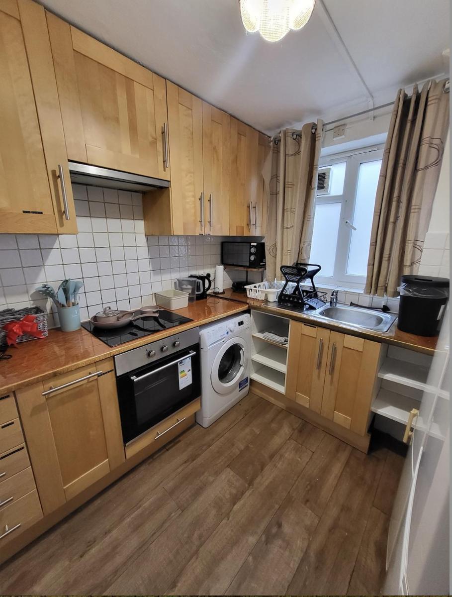 Huge and affordable 3 bedroom flat in Hammersmith for 6 people with welcome breakfast