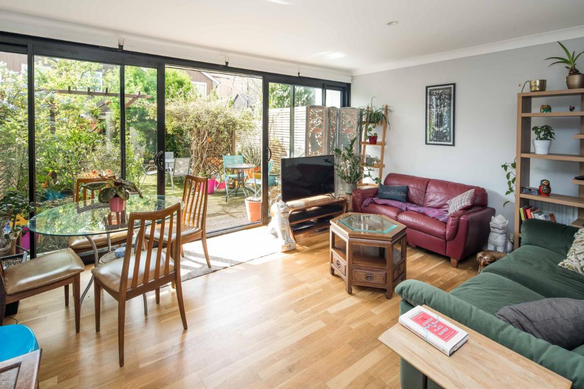 Kennington 3BR Haven: Dog-Friendly/Central London