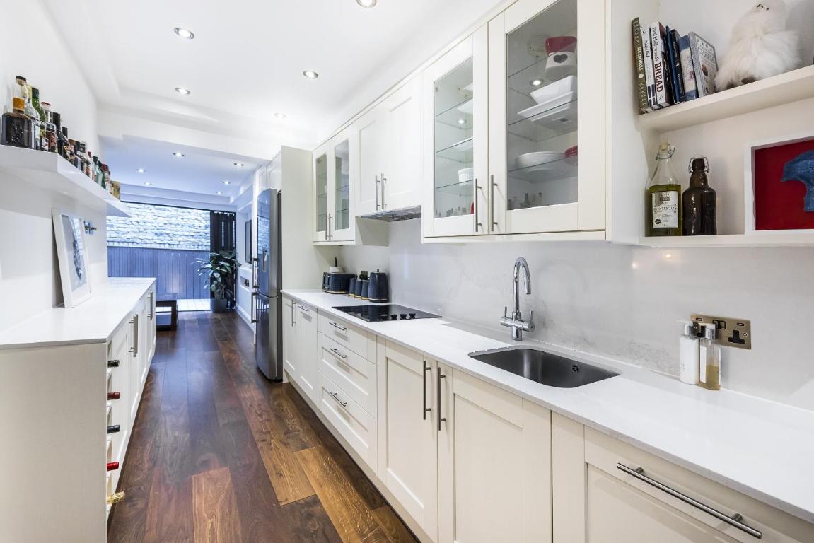 Kensington Luxurious Three Bedroom Apartment