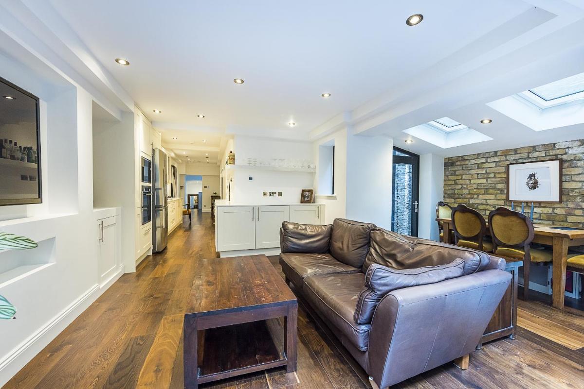 Kensington Luxurious Three Bedroom Apartment